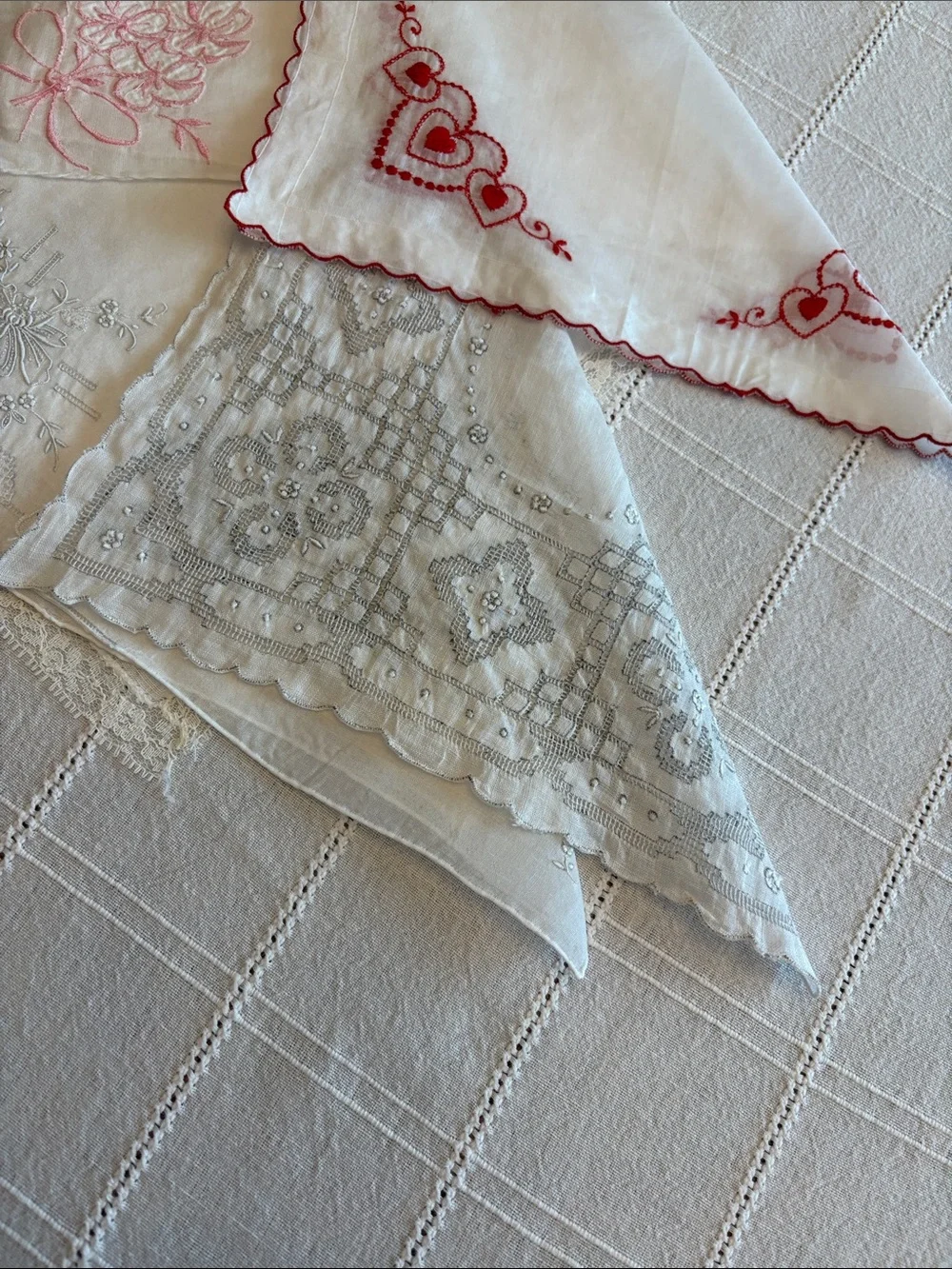 Set of 6 Vintage White Linen Embroidered Handkerchiefs New condition 50’s/60’s